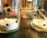 A picture of step 7 of Yogurt parfait with berries n oats😍.