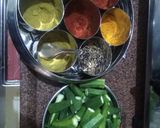 A picture of step 1 of भरवा भिंडी.