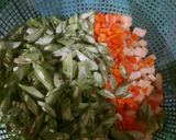 Foto langkah ke 1 dari resep Sambosa Ekonomis Isi Ayam Sayur.