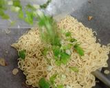 Foto langkah ke 4 dari resep Mie goreng udang.