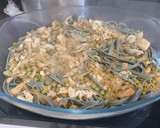 Foto del paso 3 de la receta: Tallarines  con espirulina a la marinera