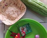 Foto langkah ke 1 dari resep Tumis pare rebon kepala cumi.