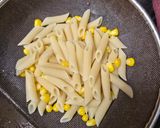 A picture of step 1 of White sauce pasta.