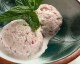 Foto del paso 2 de la receta: Helado de yogur griego y mermelada de fresas