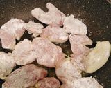 Foto del passaggio 2 della ricetta Pollo con pinoli e uvetta