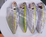 Hình bước làm 1 của món Cá chỉ vàng muối sả và nghệ chiên