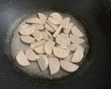 รูปขั้นตอนการทำที่ 1 ของ ยำไข่แดงเค็มหมูยอ 🥚🐷(สูตรใส่น้ำปลาร้า)