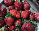 A picture of step 1 of Strawberry Compote.
