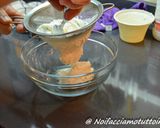 Foto del passaggio 1 della ricetta Cremoso di ricotta con gocce di cioccolato, pistacchi e purea di mango