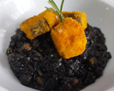 Foto del paso 14 de la receta: Arroz negro meloso con garbanzos y merluza rebozada