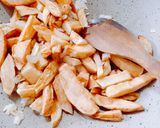 Foto del paso 1 de la receta: Revuelto con papas, huevo, jamón y arvejas