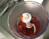 Une image de l'étape 1 de Pâte brisée rose à la fraise, épeautre et lait concentré.