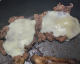 Foto del paso 6 de la receta: Sándwich🥐de berenjena🍆bbq, carne🧅, queso🧀y cebollas grillé🥯🥩🧀