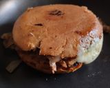 Foto del paso 5 de la receta: Sándwich🥯de cebolla🧅y tocineta🥞 caramelizada🥓con queso🧀en pan de almojábana🥯