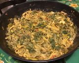 Une image de l'étape 5 de Fettuccines bicolores aux poireaux, bouillon de gambas, crème et persil (one pot pasta).