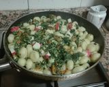 Foto del paso 6 de la receta: Revuelto de ñoquis y espinacas