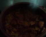 Foto del paso 3 de la receta: Otros chilaquiles de chiles secos, pollo, hoja santa, pulque y huevos estrellados