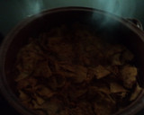 Foto del paso 3 de la receta: Otros chilaquiles de chiles secos, pollo, hoja santa, pulque y huevos estrellados