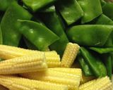 A picture of step 1 of Thai green chicken curry (gaeng kiaw wan gai).