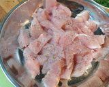 Foto del paso 1 de la receta: Pollo con puerros y vino blanco