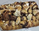 Foto del passaggio 5 della ricetta Cornetti al cacao con scaglie di cioccolato bianco granella di z