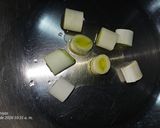 Foto del paso 3 de la receta Espaguetis de ajo y guindilla con salsa de champiñones y crujiente de calabacín