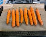 Une image de l'étape 5 de Carottes fanes confites au miel sauce ricotta, skyr et coriandre.