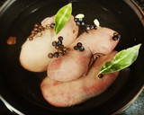Foto del paso 2 de la receta: Riñones de cerdo en salsa de cebolla morada y almendras