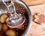 Hình bước làm 2 của món 🌱 Khoai Tây Ép Nướng Tỏi & Lá Thơm Provence (Vegan)