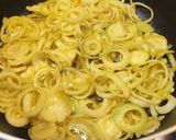 A picture of step 1 of Country-Style French Onion Soup.