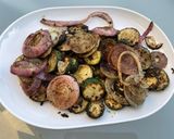 Une image de l'étape 11 de Courgettes et duo d’oignons grillés au zaatar et herbes aromatiques.