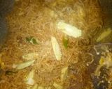 รูปขั้นตอนการทำที่ 10 ของ ผัดมาม่าใส่ไข่ข้าวโพดอ่อน
