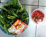 Foto langkah ke 1 dari resep Oseng-oseng Kangkung Pedas Mantap.