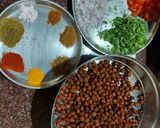 A picture of step 1 of Desi Chana sabji.