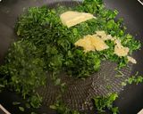 Petrezselymes-fokhagymás fűszeres sültkrumpli recept fázis 2 fotója