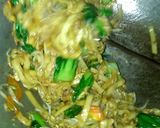 Foto langkah ke 5 dari resep Kwetiau goreng.