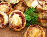 Baconos, sajtos pizzatekercs recept fázis 5 fotója