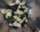 Foto del passaggio 1 della ricetta Pasta,gamberetti,zucchine e piselli(kcal 665 a porzione)