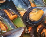 Foto del paso 1 de la receta: Mejillones en salsa verde