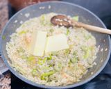 Foto del paso 4 de la receta: Risotto de habas, ajos tiernos y langostinos 🫛 🦐 🫛