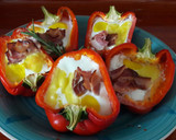 Foto del paso 3 de la receta: Pimientos rellenos de tocino, queso y huevo