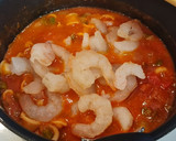 Foto del paso 4 de la receta: Chipirones encebollados con tomate y gambas