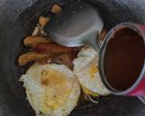 Foto langkah ke 3 dari resep Telur Ceplok Bumbu Sarden.