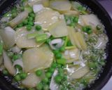 Foto del paso 4 de la receta Tortilla de guisantes, cebolletas tiernas, y patatas a la hierbabuena