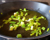 Foto del paso 3 de la receta: Puntilla con ajos tiernos y habas baby