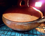 Foto del paso 9 de la receta: Pan sin amasar con sésamo para tostas hecho en cazuela de barro