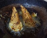 A picture of step 8 of Roti cheese cone samosa😋😋.