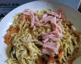 Foto del paso 6 de la receta: Fideos, hongos de pino, tomate y algo más