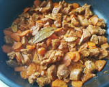Foto del paso 3 de la receta: Carne de cerdo en salsa de especias y vinos