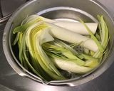 Une image de l'étape 2 de Poireaux vinaigrette marinés sauce câpres et feta.